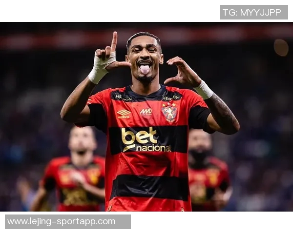 巴甲门将开球失误被对手偷袭瞬间引发全场哄笑 巴甲门将开球失误被对手偷袭瞬间引发全场哄笑