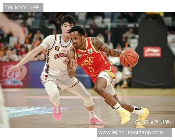 深圳外援史密斯半场表现抢眼四记三分助球队争胜 深圳外援史密斯半场表现抢眼四记三分助球队争胜