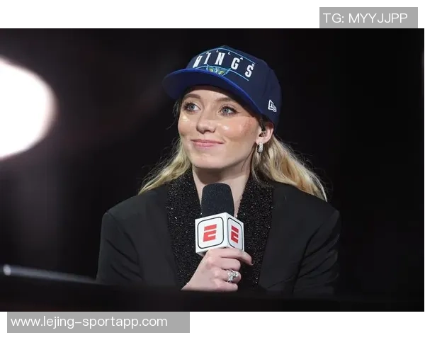 佩奇携女友与队友重返母校共同庆祝NCAA冠军戒指荣耀时刻