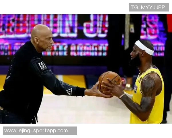 夸梅赞詹姆斯精彩表现十步上篮得分展现历史得分王的优雅风采 夸梅赞詹姆斯精彩表现十步上篮得分展现历史得分王的优雅风采